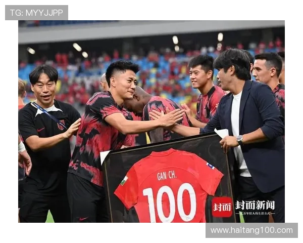 尽管错失登顶机会 成都球迷依然坚定支持为球员加油打气